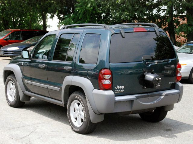 Jeep Liberty 2005 photo 2