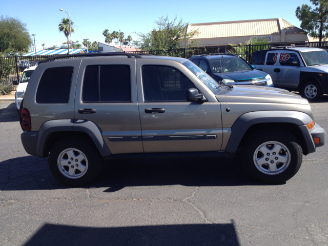 Jeep Liberty 2005 photo 2