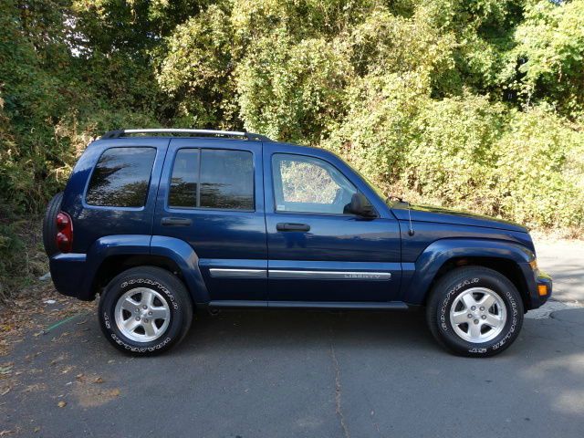 Jeep Liberty 2005 photo 2