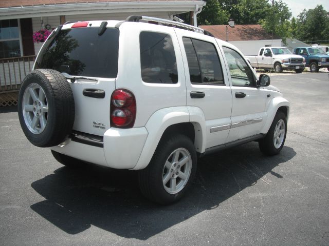 Jeep Liberty 2005 photo 2