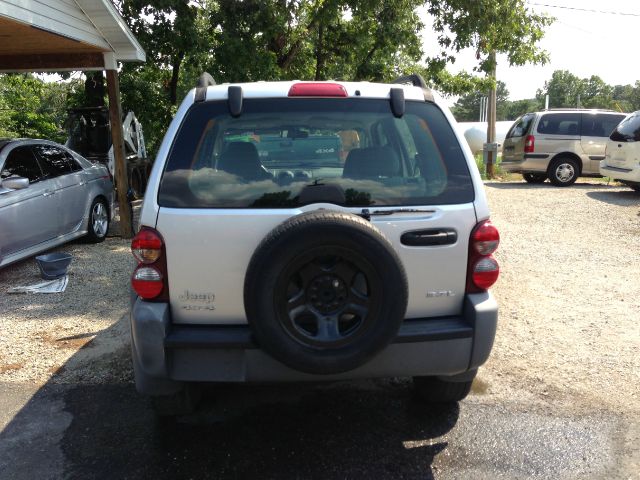 Jeep Liberty 2005 photo 2