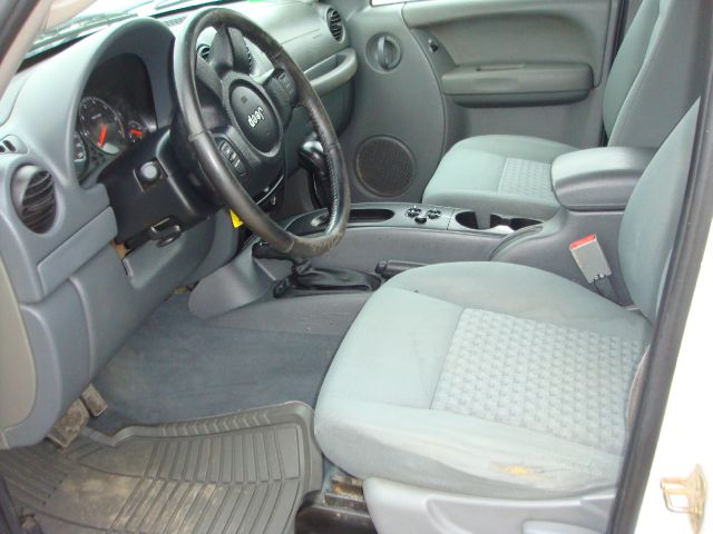 Jeep Liberty 2005 photo 2