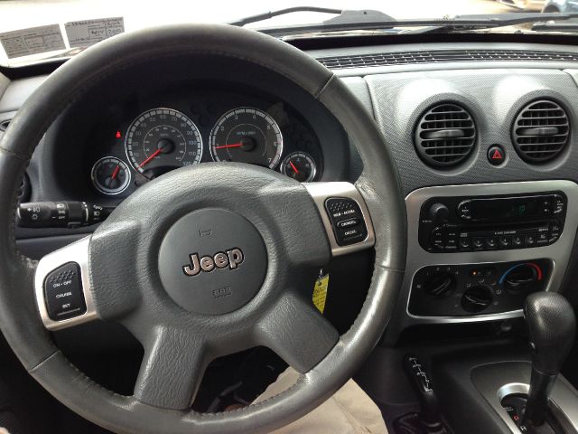 Jeep Liberty 2005 photo 9