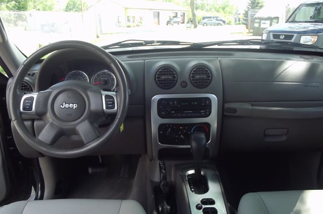 Jeep Liberty 2005 photo 17