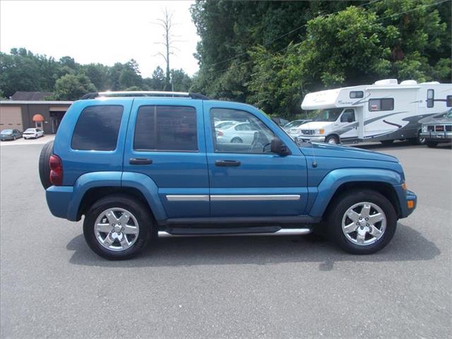 Jeep Liberty 2005 photo 2