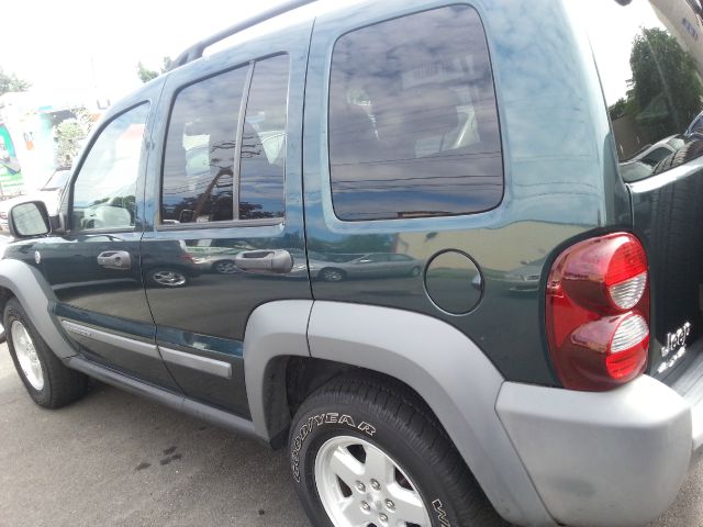 Jeep Liberty 2005 photo 2