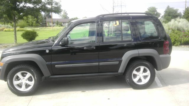 Jeep Liberty 2005 photo 2