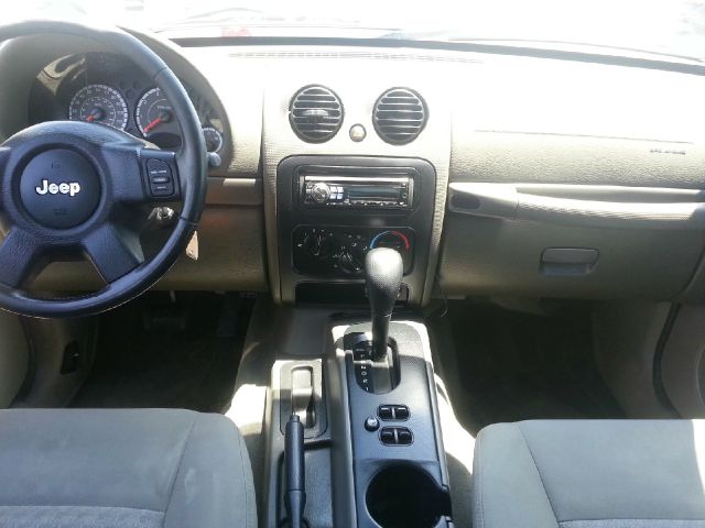 Jeep Liberty 2005 photo 2