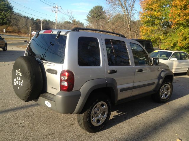 Jeep Liberty 2005 photo 2