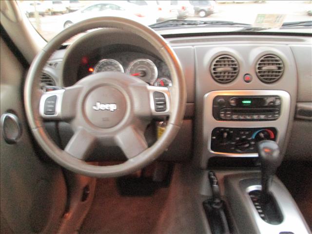 Jeep Liberty 2005 photo 2