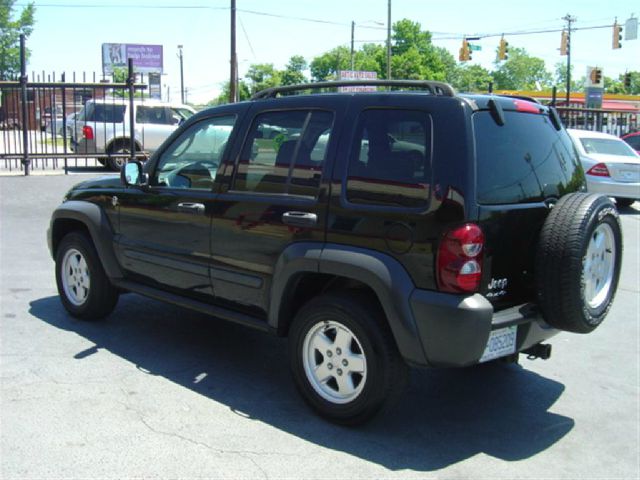 Jeep Liberty 2006 photo 18