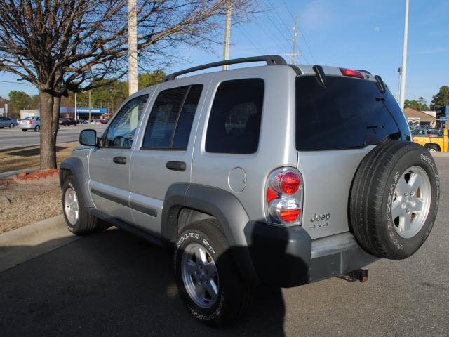 Jeep Liberty 2006 photo 2