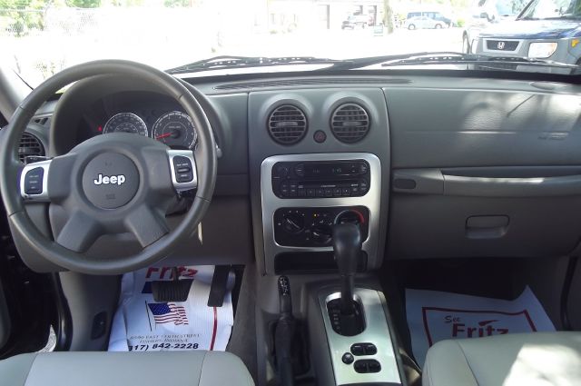 Jeep Liberty 2006 photo 2