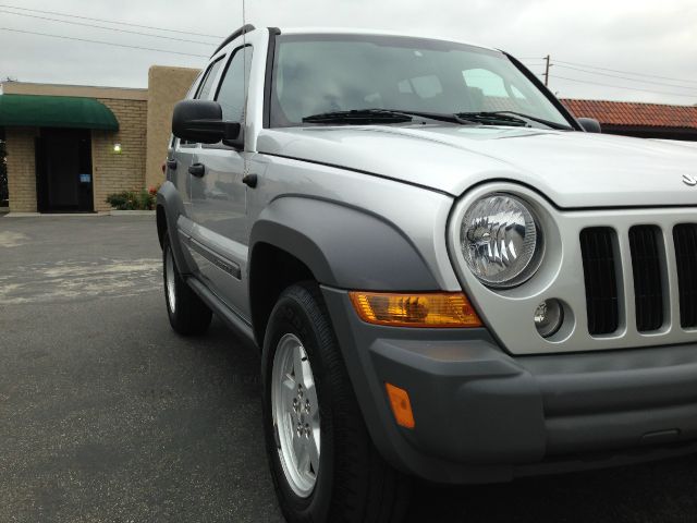 Jeep Liberty 2006 photo 2