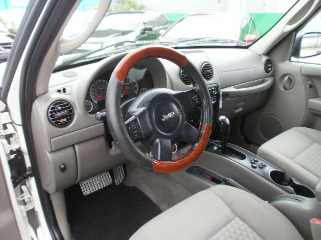 Jeep Liberty 2006 photo 11