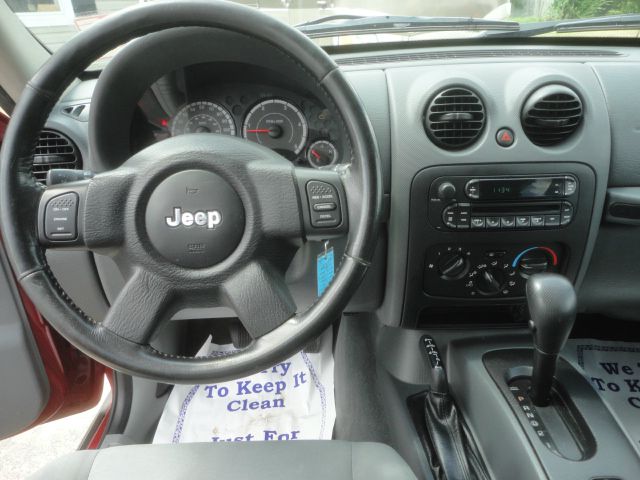 Jeep Liberty 2006 photo 11