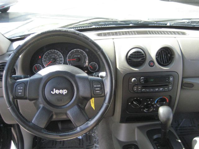 Jeep Liberty 2006 photo 15