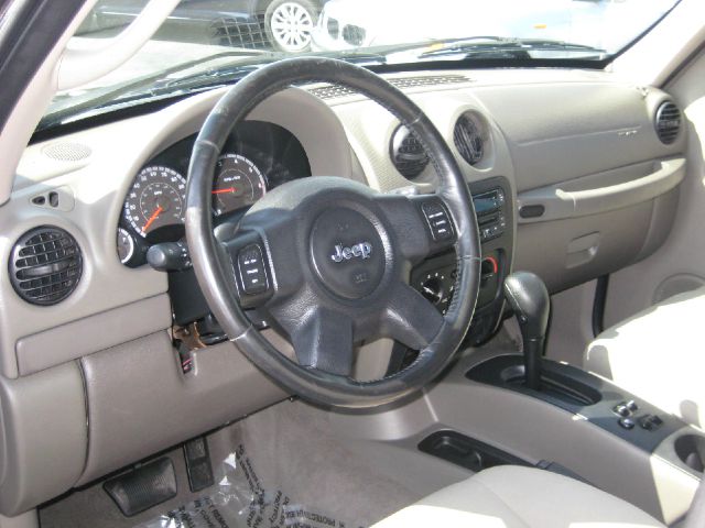 Jeep Liberty 2006 photo 21