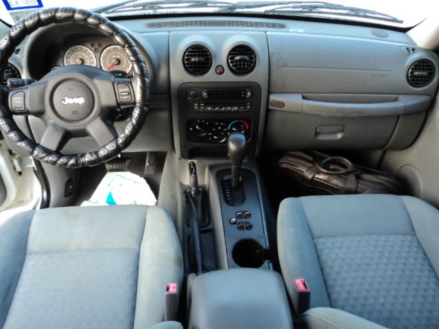 Jeep Liberty 2006 photo 11