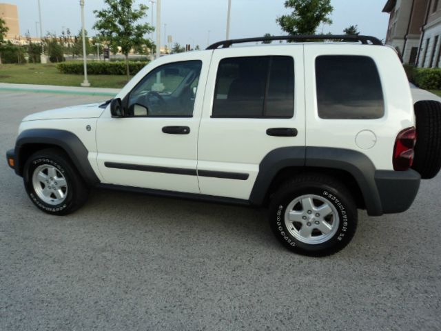 Jeep Liberty 2006 photo 2