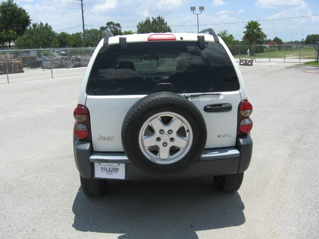 Jeep Liberty 2006 photo 2