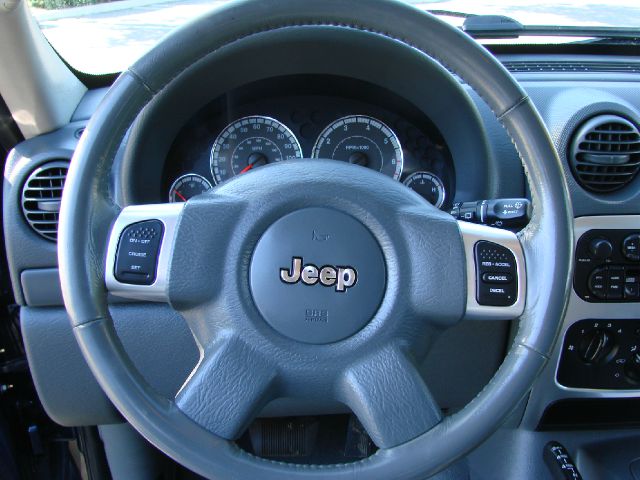 Jeep Liberty 2006 photo 12