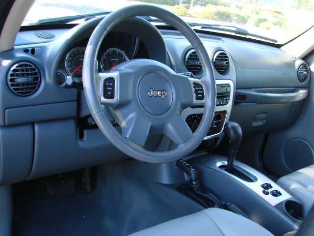 Jeep Liberty 2006 photo 16