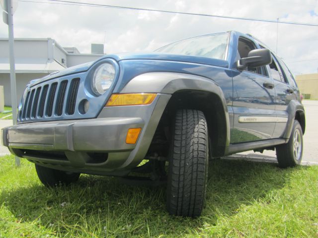 Jeep Liberty 2006 photo 2