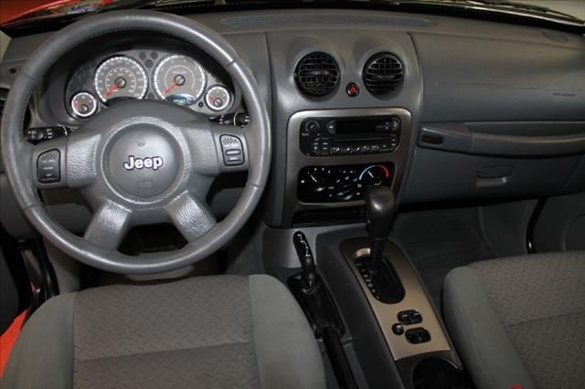 Jeep Liberty 2006 photo 17