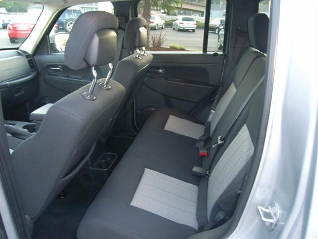 Jeep Liberty 2010 photo 5