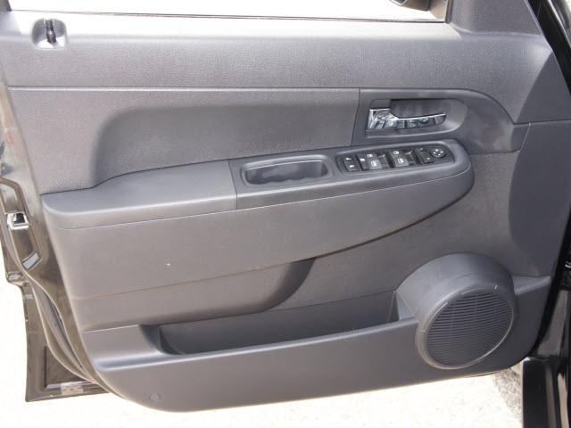 Jeep Liberty 2010 photo 3