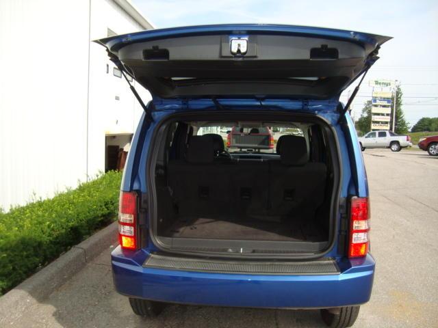 Jeep Liberty 2010 photo 4