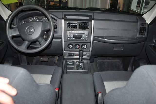 Jeep Liberty 2010 photo 10