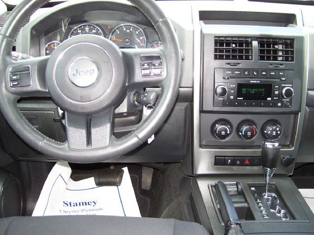 Jeep Liberty 2011 photo 11