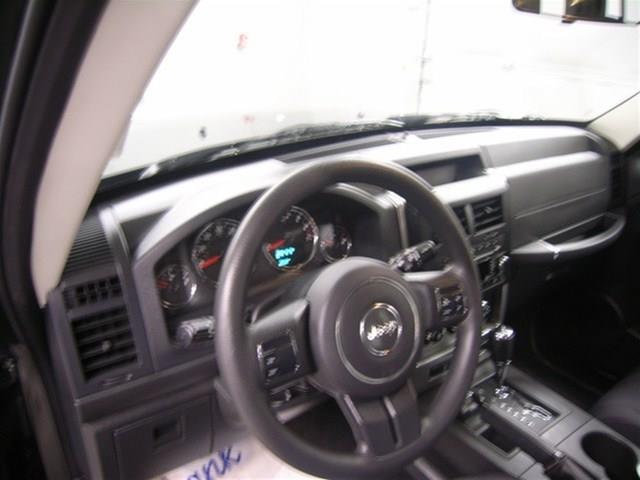 Jeep Liberty 2011 photo 14