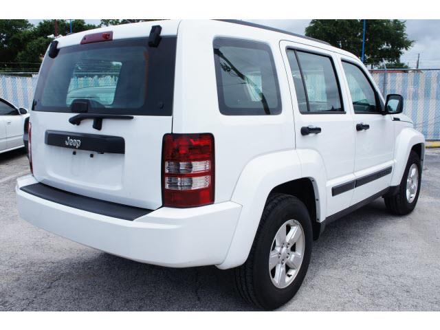 Jeep Liberty 2012 photo 11