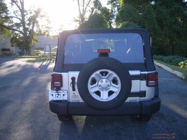 Jeep Wrangler 2011 photo 2