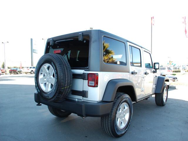 Jeep Wrangler 2011 photo 2