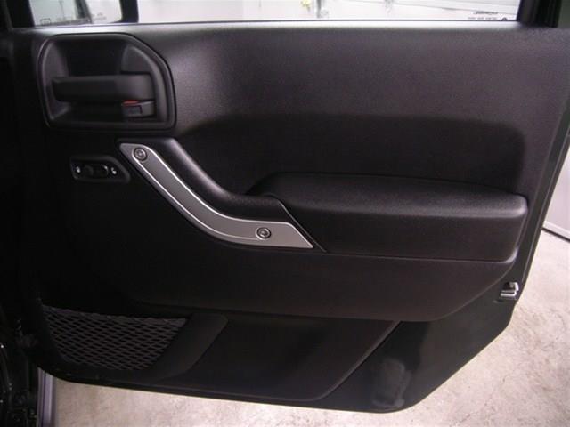 Jeep Wrangler 2011 photo 2