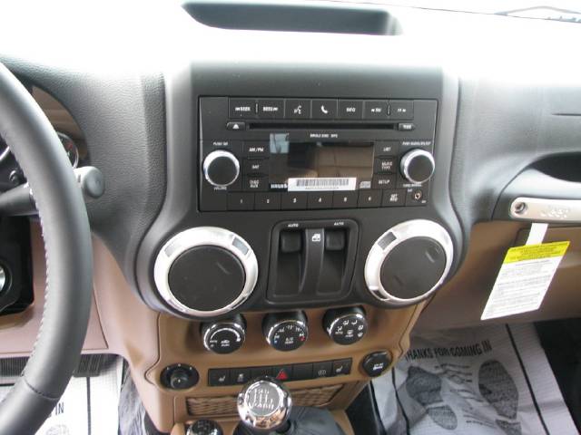 Jeep Wrangler 2011 photo 2