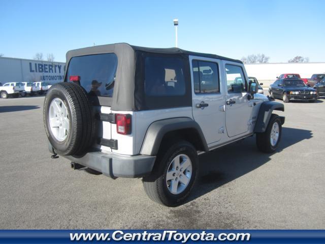 Jeep Wrangler Unlimited 2010 photo 2