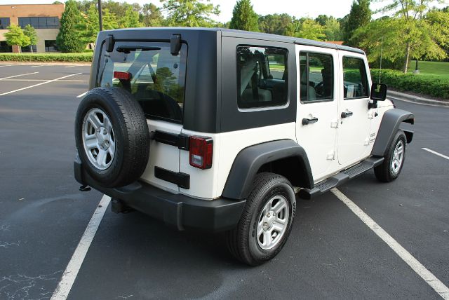 Jeep Wrangler Unlimited 2010 photo 2