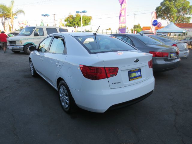 Kia Forte 2011 photo 2