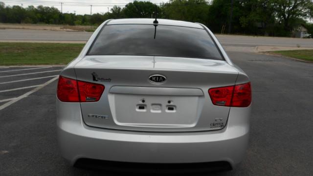 Kia Forte 2011 photo 2