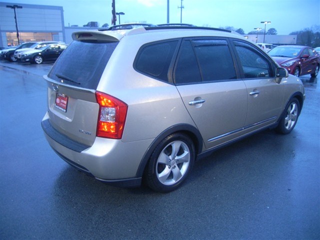 Kia Rondo 2007 photo 3