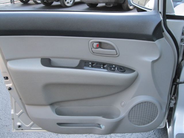 Kia Rondo 2008 photo 6