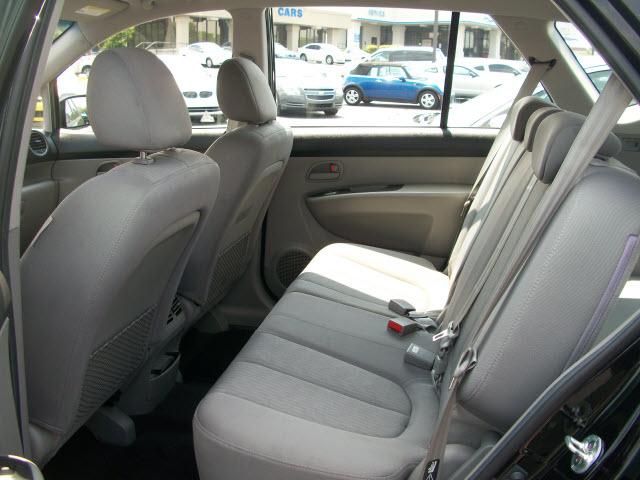 Kia Rondo 2008 photo 4