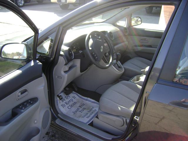 Kia Rondo 2008 photo 4