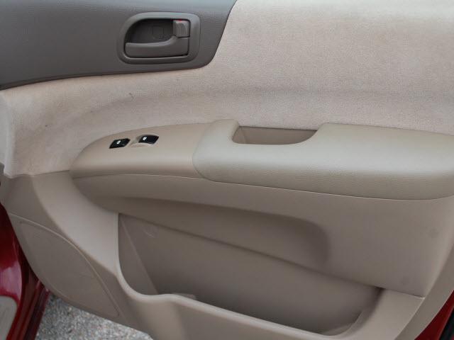 Kia Sedona 2008 photo 2