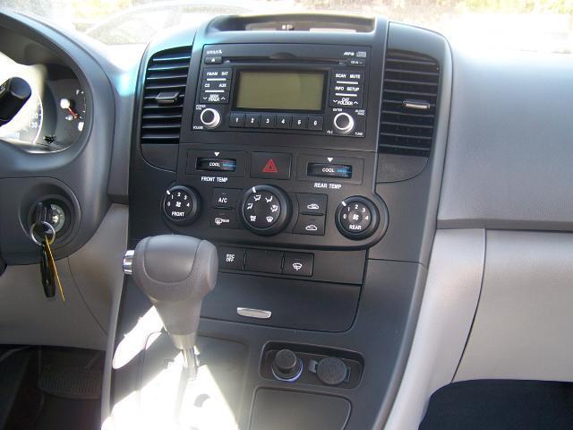 Kia Sedona 2010 photo 2